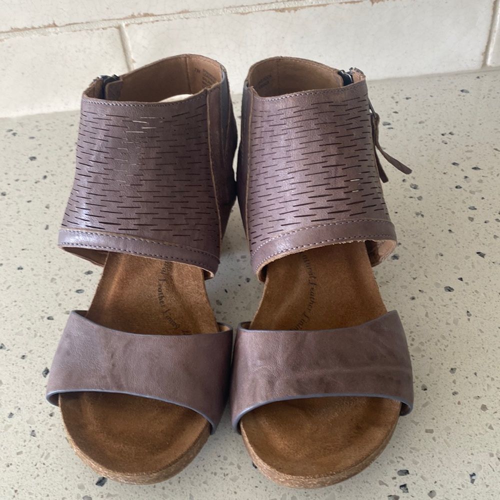 Sofft Women’s Milan Leather Sandals Side Zip Confort Block Heel Shoes Size 7M